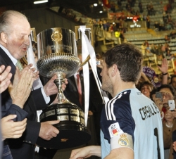 Don Juan Carlos entrega el trofeo de campeón al capitán del Real Madrid, Iker Casillas