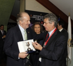Don Juan Carlos recibe, en presencia de Doña Sofía, una reproducción del trofeo de campeón de la Copa de S.M. el Rey de manos del presidente de la Rea