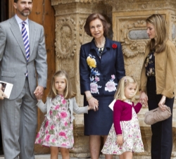 La Reina junto a los Príncipes y sus hijas a la salida de la Catedral