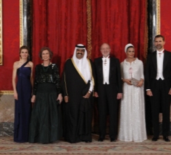 Los Reyes y los Príncipes, con el Emir de Catar y su esposa, antes de la cena de gala en el Palacio Real