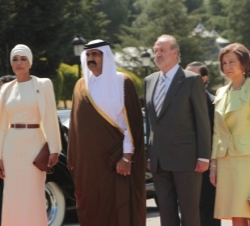 Los Reyes, con el Emir de Catar y su esposa, en el recibimiento oficial celebrado en el Palacio de El Pardo