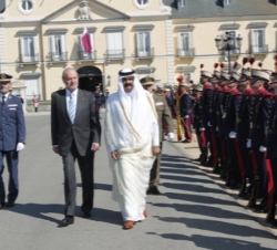Don Juan Carlos y el Emir de Catar, pasan revista a las tropas en la despedida oficial