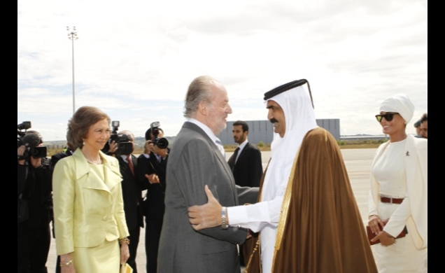 Don Juan Carlos y Doña Sofía reciben al Emir de Catar y su esposa en el aeropuerto de Barajas