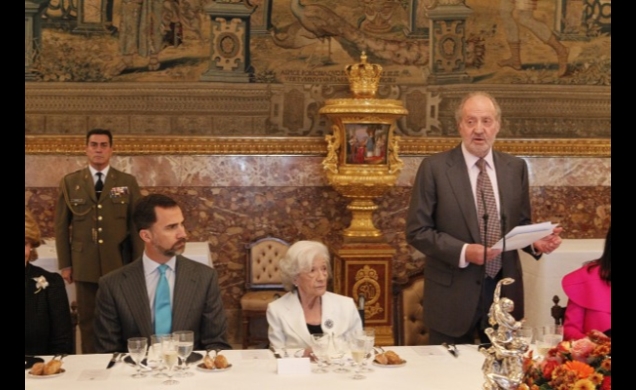Don Juan Carlos, durante su discurso, junto a Ana María Matute y Don Felipe