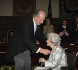 Don Juan Carlos impone la medalla del premio a Ana María Matute