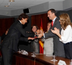 Don Felipe entrega la acreditación a Rafael Nadal