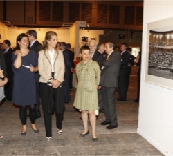 Su Alteza Real, acompañada por la subsecretaria de Cultura, Mercedes Elvira del Palacio, y la directora de MadridFoto, Giulieta Speranza