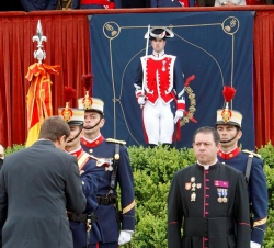 Uno de los ciudadanos que prestaron juramento besa la Enseña Nacional, ante la mirada de la Infanta Doña Elena y el resto de autoridades