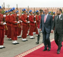 Don Juan Carlos y Mohamed VI pasan revista a las tropas que rindieron honores