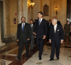 El Príncipe, a su llegada a la sede del Tribunal Supremo, acompañado por el presidente del Consejo General del Poder Judicial y del Tribunal Supremo, 