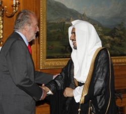 Don Juan Carlos recibe el saludo del ministro de Justicia del Reino de Arabia Saudí, Mohammed bin Abdulkareem Al-Issa