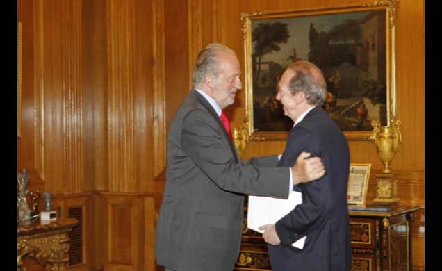 Su Majestad el Rey recibe el saludo de José Manuel Blecua Perdices, vicepresidente de la Fundación y director de la Real Academia Española