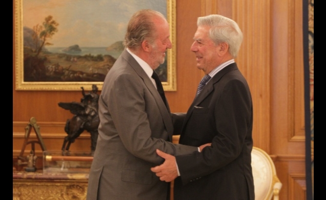 Saludo entre Don Juan Carlos y Mario Vargas Llosa