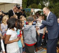 Su Majestad saluda a los niños de los colegios de Kehrsatz