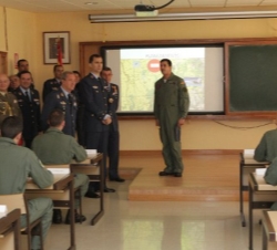 El Príncipe de Asturias durante una clase impartida en la Escuela Militar de Transporte