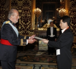 El embajador de la República de Corea entrega sus cartas credenciales a Don Juan Carlos