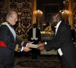Su Majestad recibe las credenciales del embajador de la República de Kenia