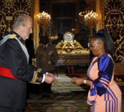La embajadora de la República de Sudáfrica entrega sus credenciales a Su Majestad el Rey