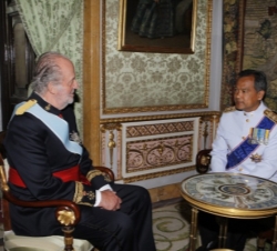 El Rey conversa con el embajador del Reino de Tailandia