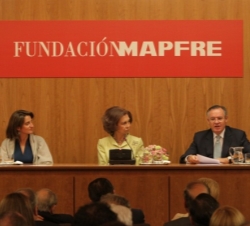 Doña Sofía, en la mesa presidencial, junto al presidente de MAPFRE y la secretaria de Estado de Cambio Climático