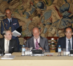 Don Juan Carlos, junto al presidente de COTEC, JoséÁngel Sánchez Asiaín, y el vicepresidente de COTEC y presidente de Everis, Fernando Francés