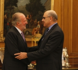 Don Juan Carlos recibe el saludo de Salvador Alemany