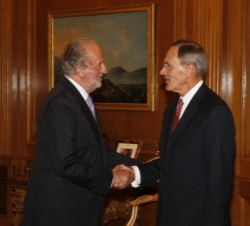 Don Juan Carlos recibe el saludo del presidente de General Dynamics