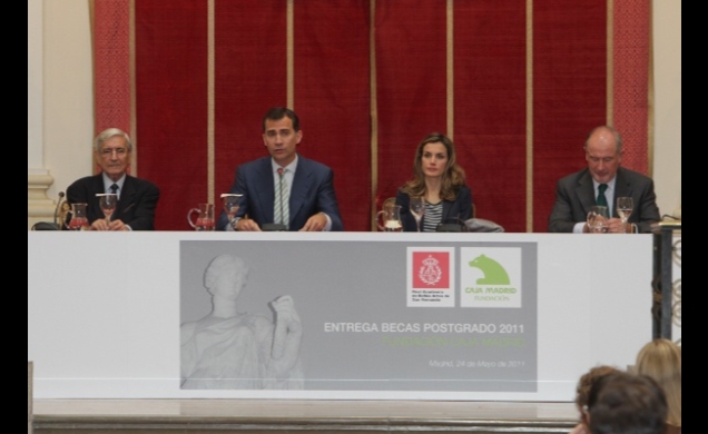 Don Felipe, durante su intervención, junto a la Princesa de Asturias, el presidente de la Fundación Caja Madrid y el director de la Real Academia de B