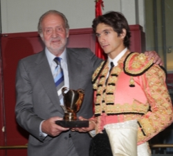 Don Juan Carlos entrega el trofeo Oreja de Oro a Sebastián Castella