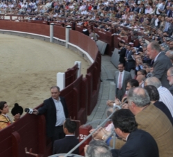 Don Juan Carlos recibe la montera en el brindis del toro de Sebastián Castella