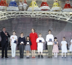 Doña Sofía, con los niños premiados
