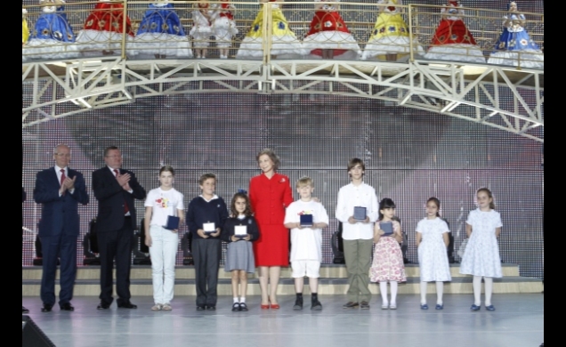 Doña Sofía, con los niños premiados