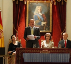 Don Juan Carlos, durante su intervención, junto a la Reina, la ministra de Cultura y el director de la Real Academia de la Historia