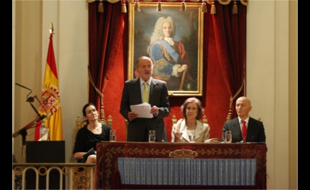 Don Juan Carlos, durante su intervención, junto a la Reina, la ministra de Cultura y el director de la Real Academia de la Historia
