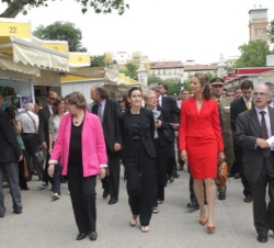 Su Alteza Real, acompañada por la ministra de Cultura,Ángeles González-Sinde, durante el recorrido por la Feria