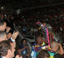 Don Felipe y el resto de autoridades aplauden a los jugadores barcelonistas tras recibir el trofeo