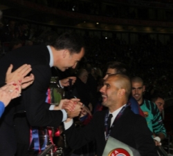 El Príncipe felicita al entrenador del FC Barcelona, Pep Guardiola