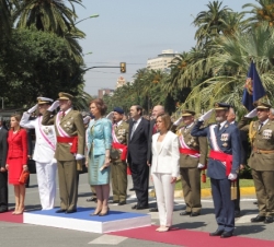 Los Reyes y los Príncipes, con la ministra de Defensa, el presidente de la Junta de Andalucía y el jefe del Estado Mayor de la Defensa, entre otras au