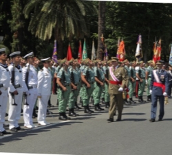 Don Juan Carlos pasa revista a las tropas que rindieron honores