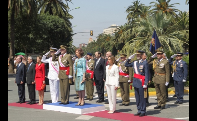 Los Reyes y los Príncipes, con la ministra de Defensa, el presidente de la Junta de Andalucía y el jefe del Estado Mayor de la Defensa, entre otras au