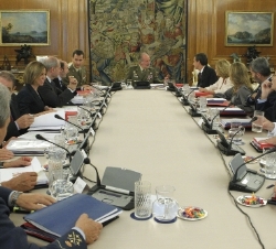 Su Majestad el Rey, acompañado por el Príncipe de Asturias durante la reunión