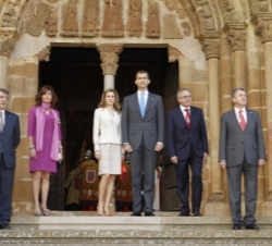 Fotografía de grupo con las autoridades asistentes al Homenaje a los Reyes de Navarra