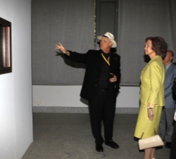 Doña Sofía observa una de las fotografías de la muestra