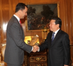 Su Alteza Real el Príncipe de Asturias saluda al Sr. Sun Jiazheng