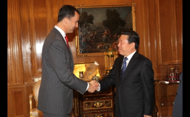 Su Alteza Real el Príncipe de Asturias saluda al Sr. Sun Jiazheng
