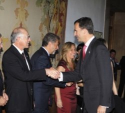 Sus Altezas Reales los Príncipes de Asturias, saludan a un grupo de invitados, a su llegada al XVI Foro España-Estados Unidos