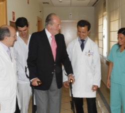 Su Majestad, con el equipo médico que le ha atendido en el Hospital USP San José
