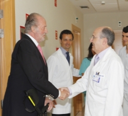 El Rey recibe el saludo del Dr. Colón, director médico y anestesista, en presencia del Dr. Villamor, que realizó la intervención quirúrgica