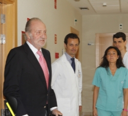 Su Majestad con Maite Ocaña, enfermera, Dr.Ángel Villamor, cirujano, y Enrique Musumeci, fisioterapeuta