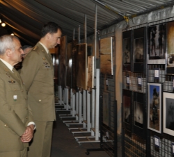 Don Felipe visita una exposición de fotografías entre las que se encontraban las premiadas